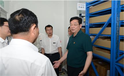 河南航投黨委書記、董事長(zhǎng)張明超 深入中原龍浩開(kāi)展“不忘初心、牢記使命”主題教育調(diào)研